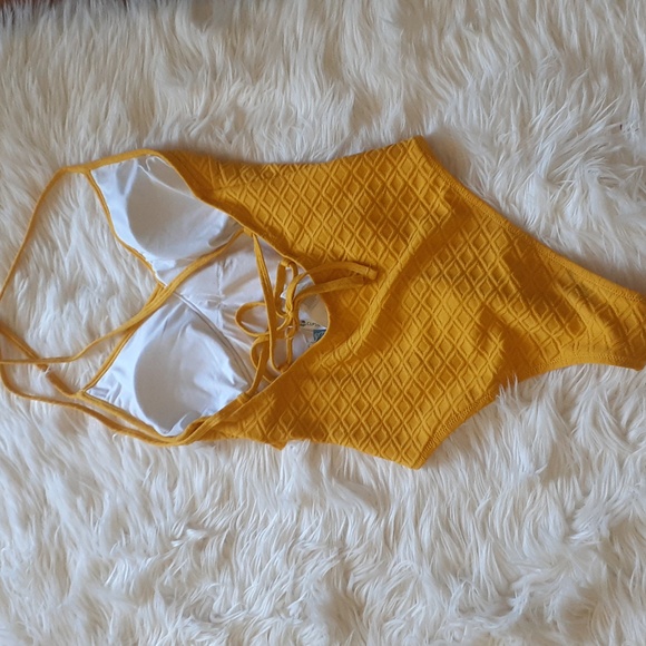 Cupshe Yellow Gold Ruffle Lace Up Back One-Piece Swimsuit Size M - Picture 8 of 9